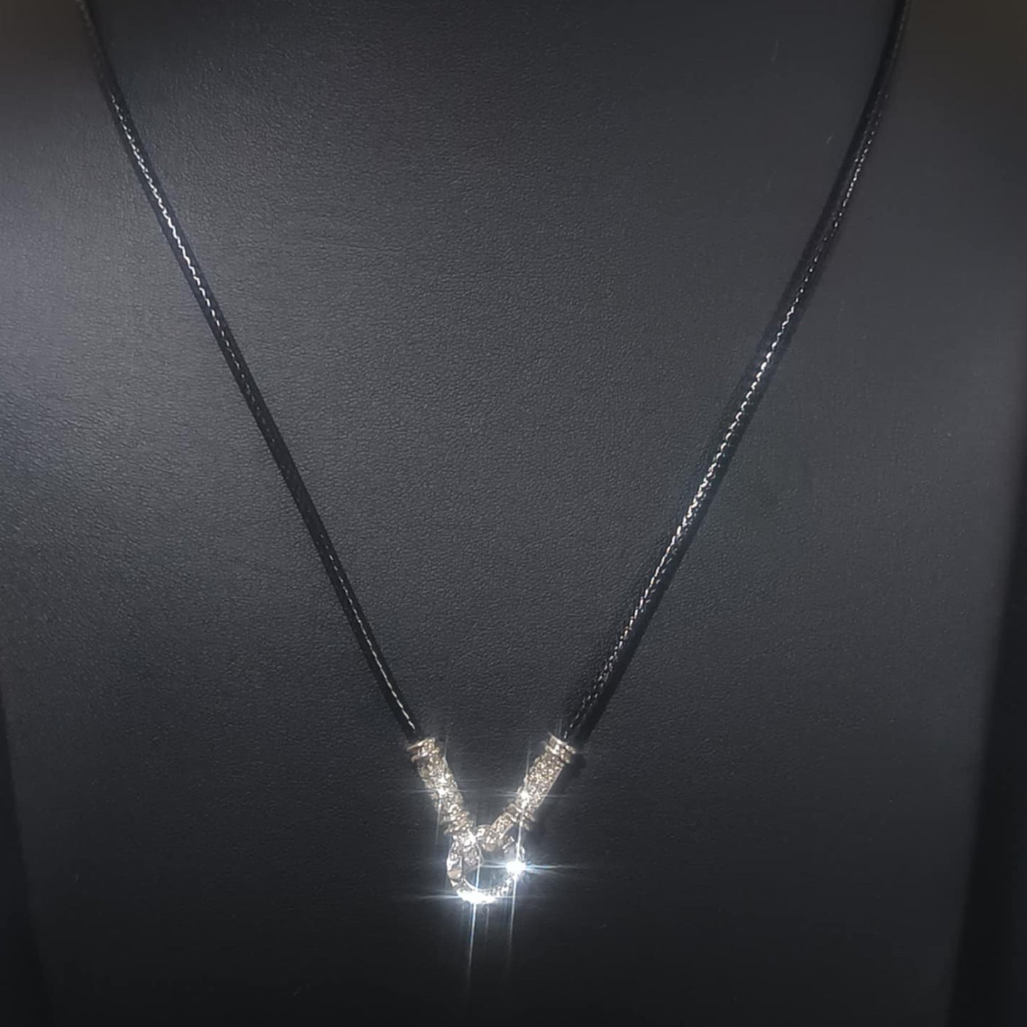 สร้อยขั้วเพชรแบบห่วงกลมสีเงิน Y061