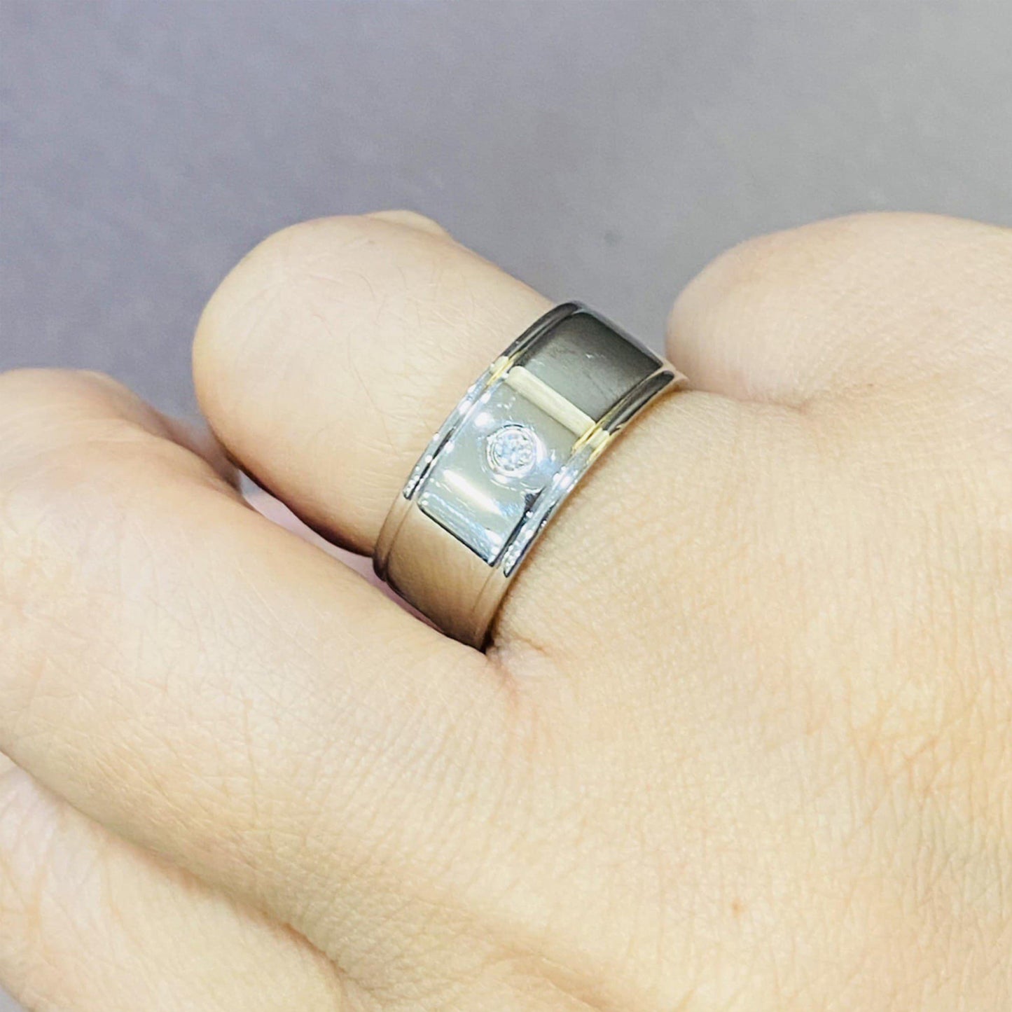 แหวนเงินยกขอบแบบฝังเพชร Y007