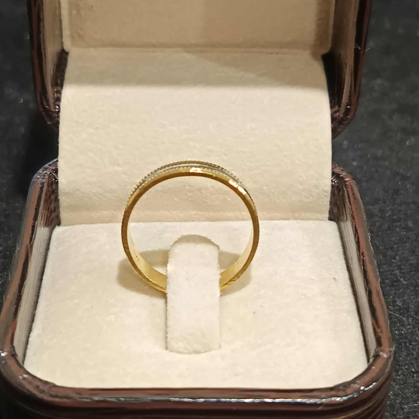 แหวนทองทูโทนลาย B ผ่าตรง Y028