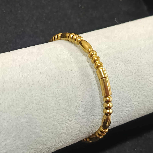 กำไลข้อมือลาย B สีทอง Y035