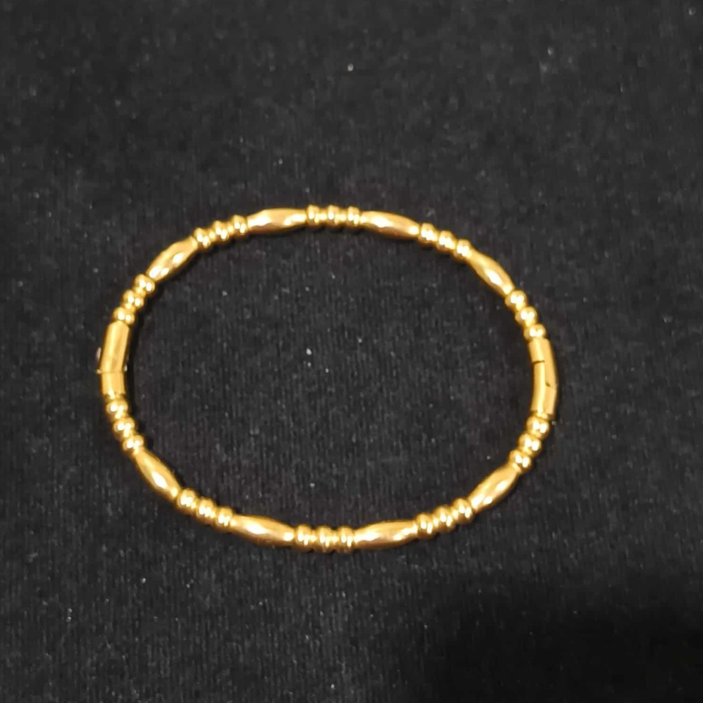 กำไลข้อมือลาย B สีทอง Y035