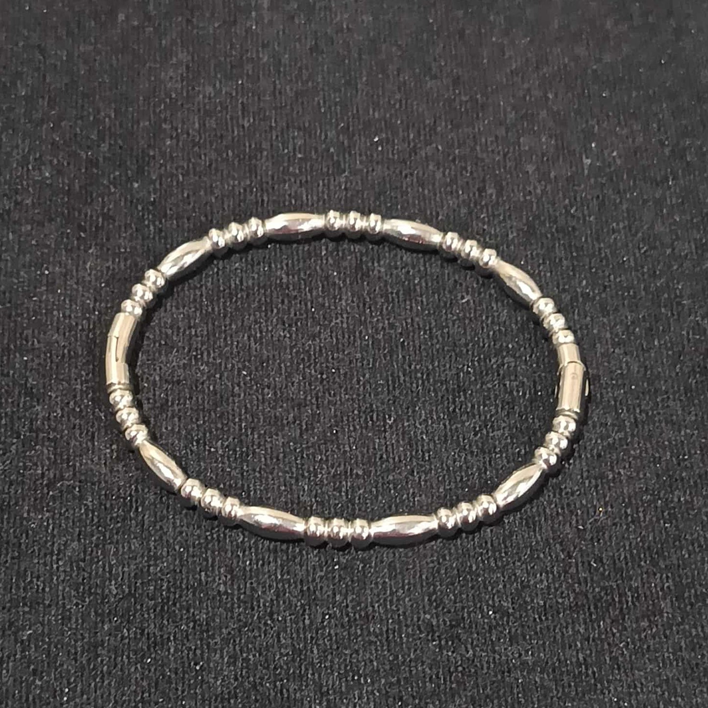 กำไลข้อมือลาย B สีเงิน Y036