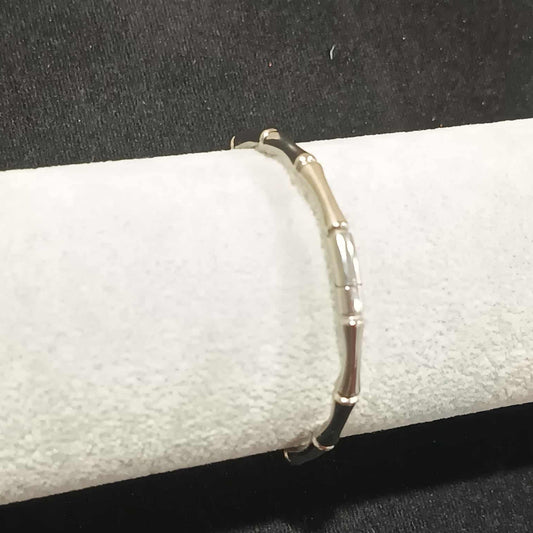 กำไลข้อมือลาย C สีเงิน Y038