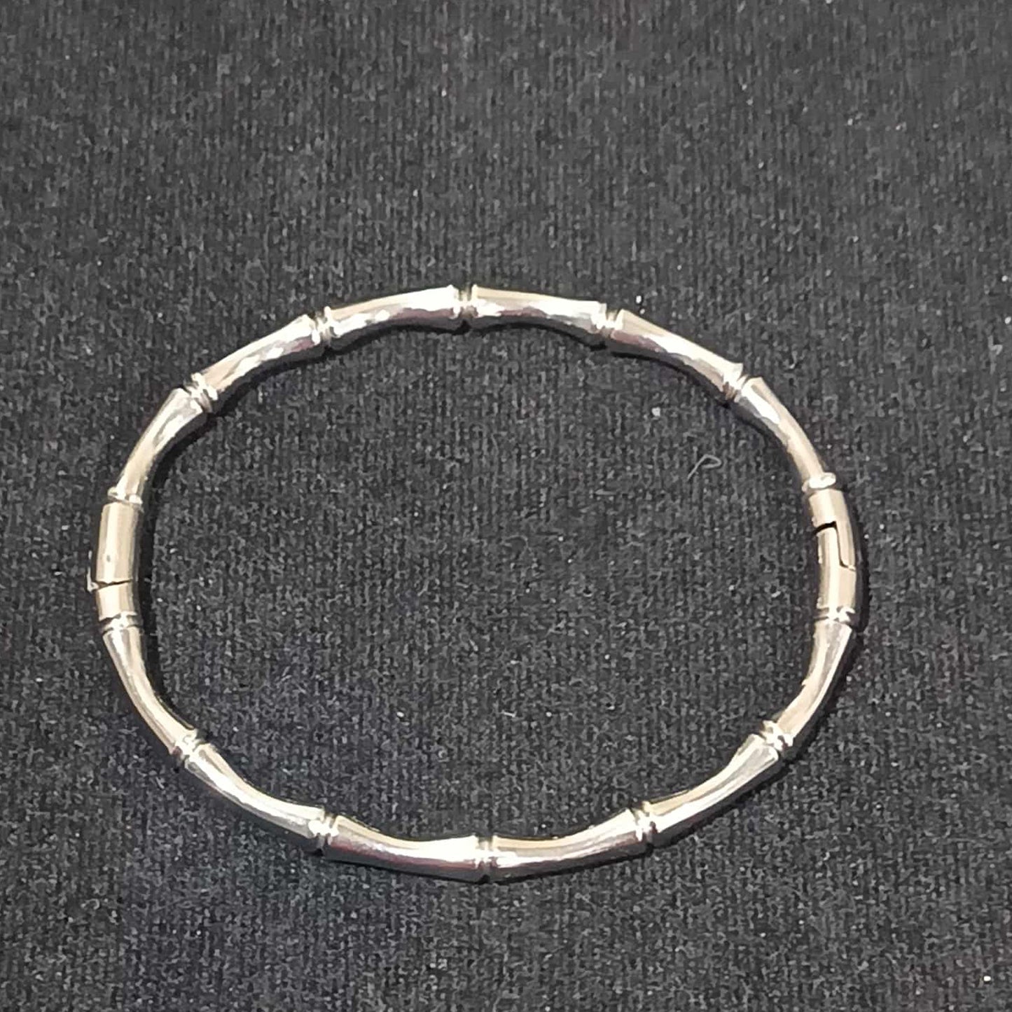 กำไลข้อมือลาย C สีเงิน Y038