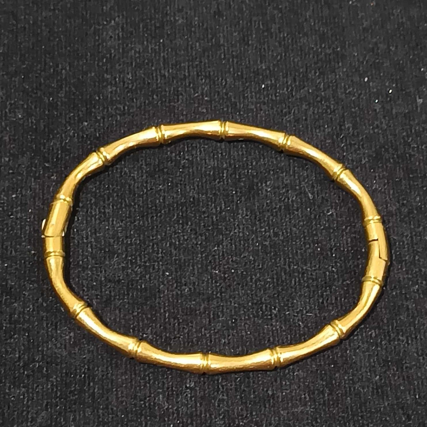 กำไลข้อมือลาย C สีทอง Y037