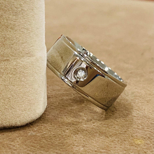 แหวนเงินยกขอบแบบฝังเพชร Y007