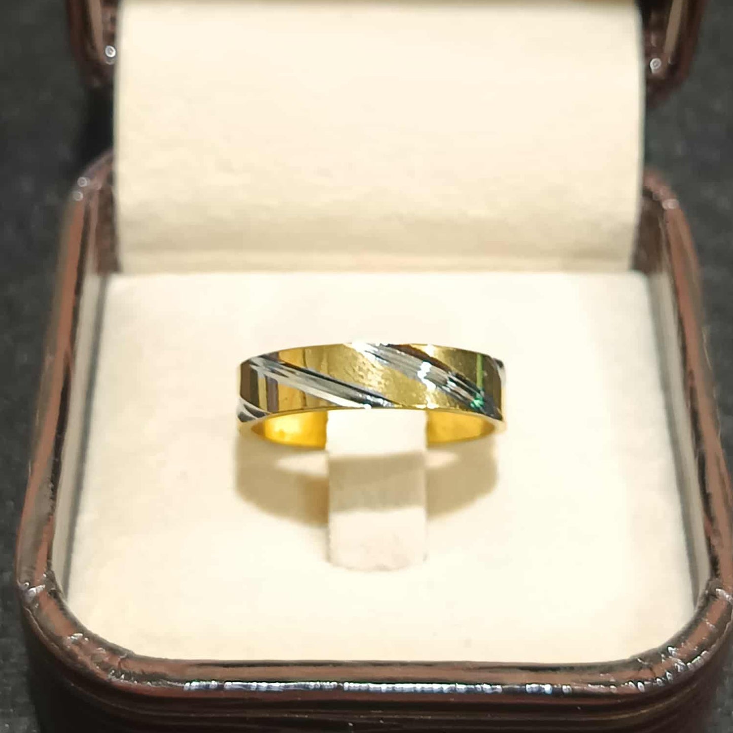 แหวนทองทูโทนลายเฉียง Y026