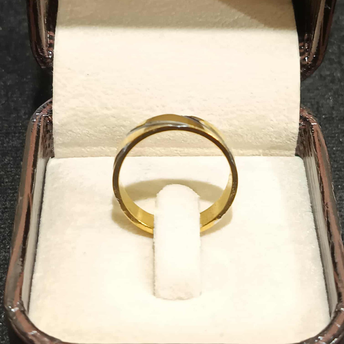 แหวนทองทูโทนลายเฉียง Y026