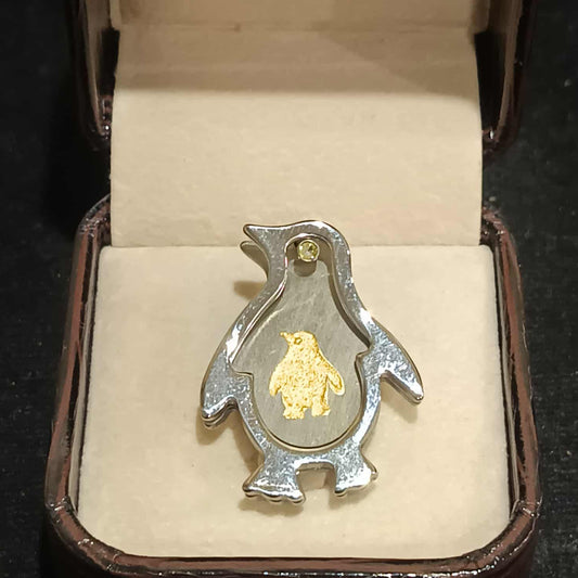 จี้รูปนกเพนกวิ้นสองสี ติดเพชรเลียนแบบ Y055