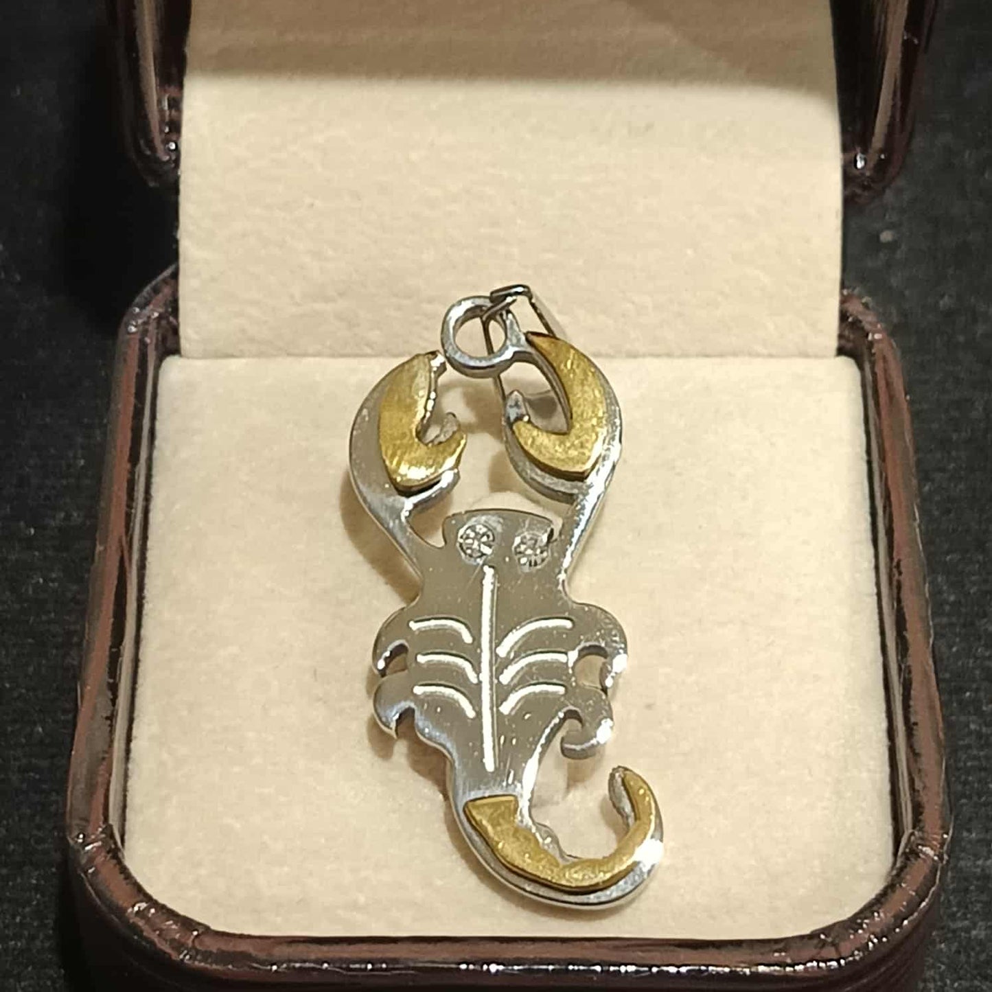 จี้รูปแมงป่องสองสี ติดเพชรเลียนแบบ Y056