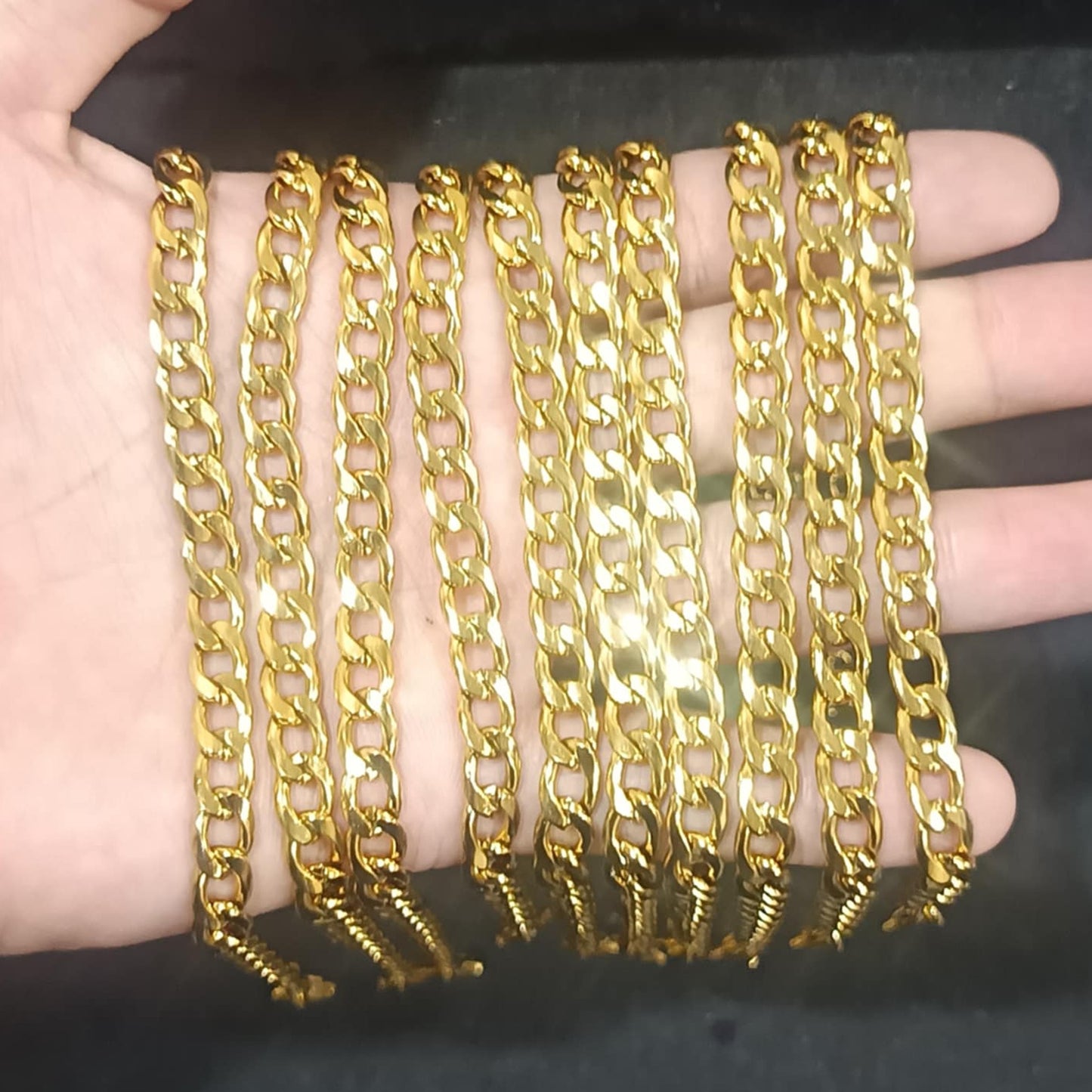 สร้อยข้อมือลายเลท สีทอง Y064