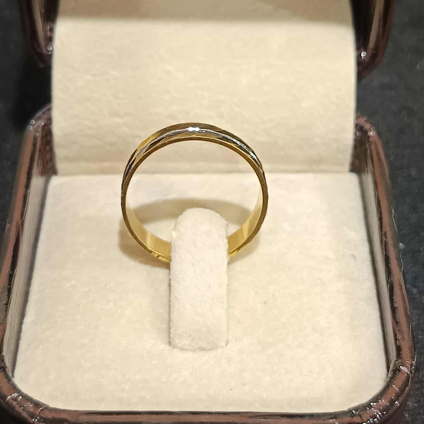 แหวนทองทูโทนลาย A ผ่าตรง Y027