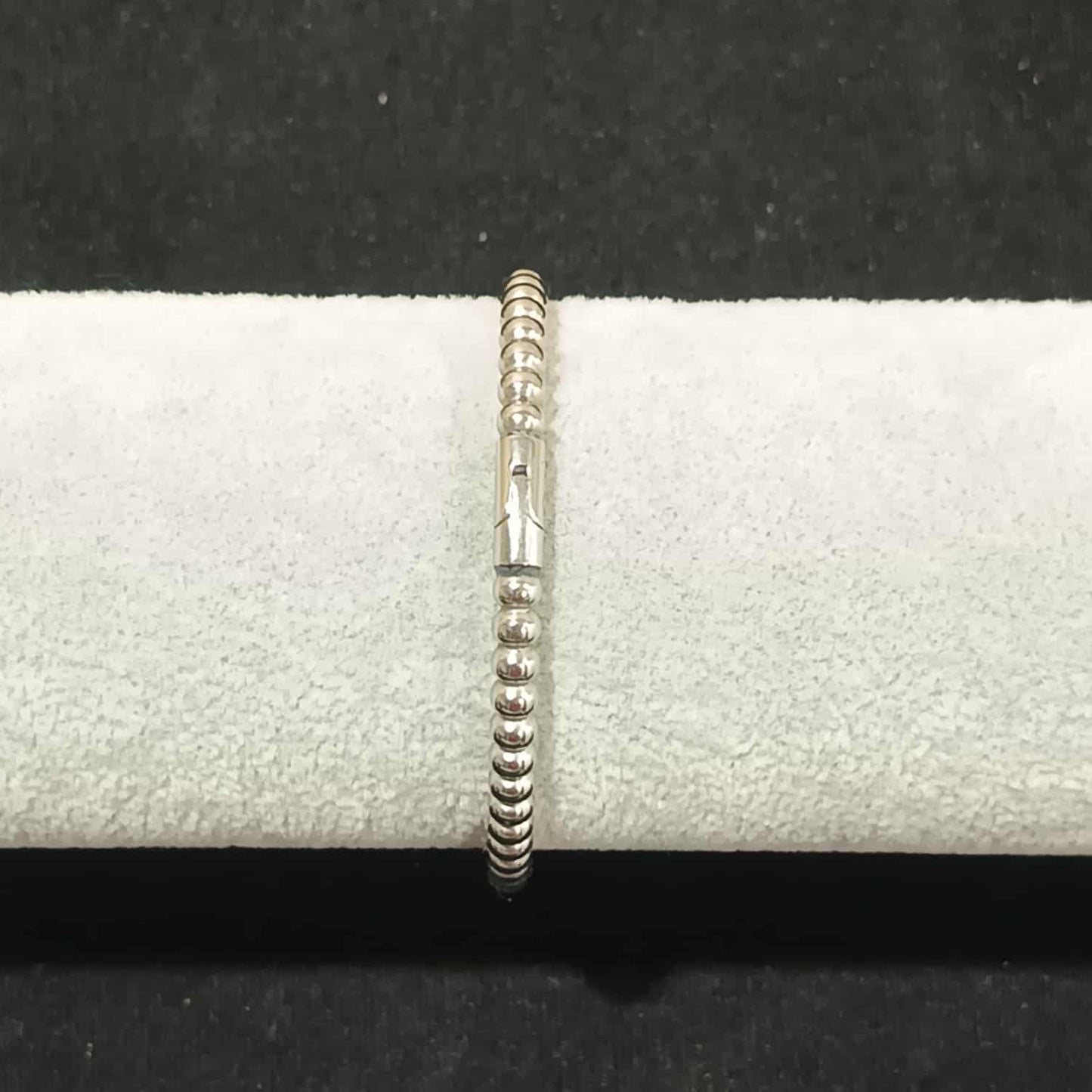 กำไลข้อมือลาย A สีเงิน Y034