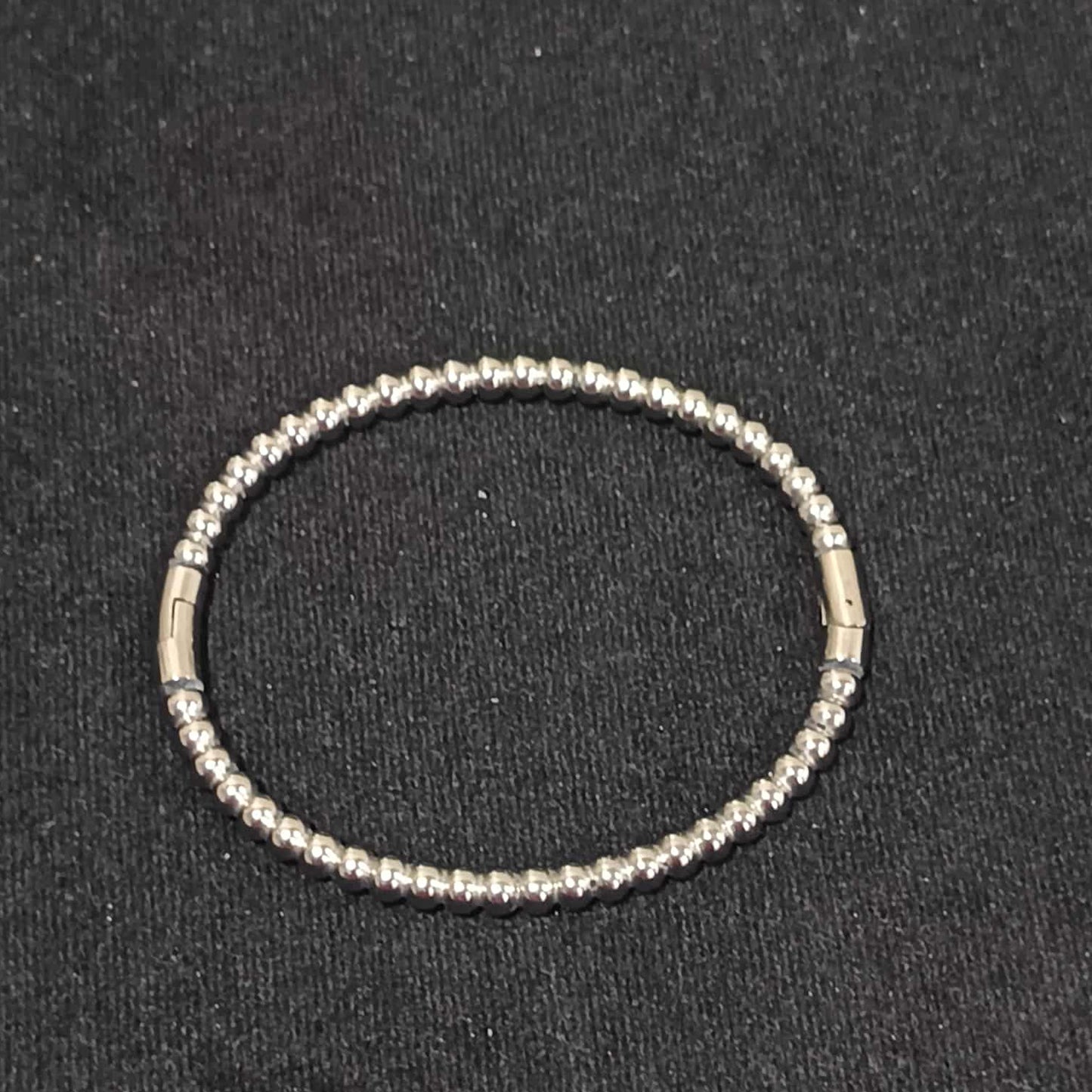 กำไลข้อมือลาย A สีเงิน Y034