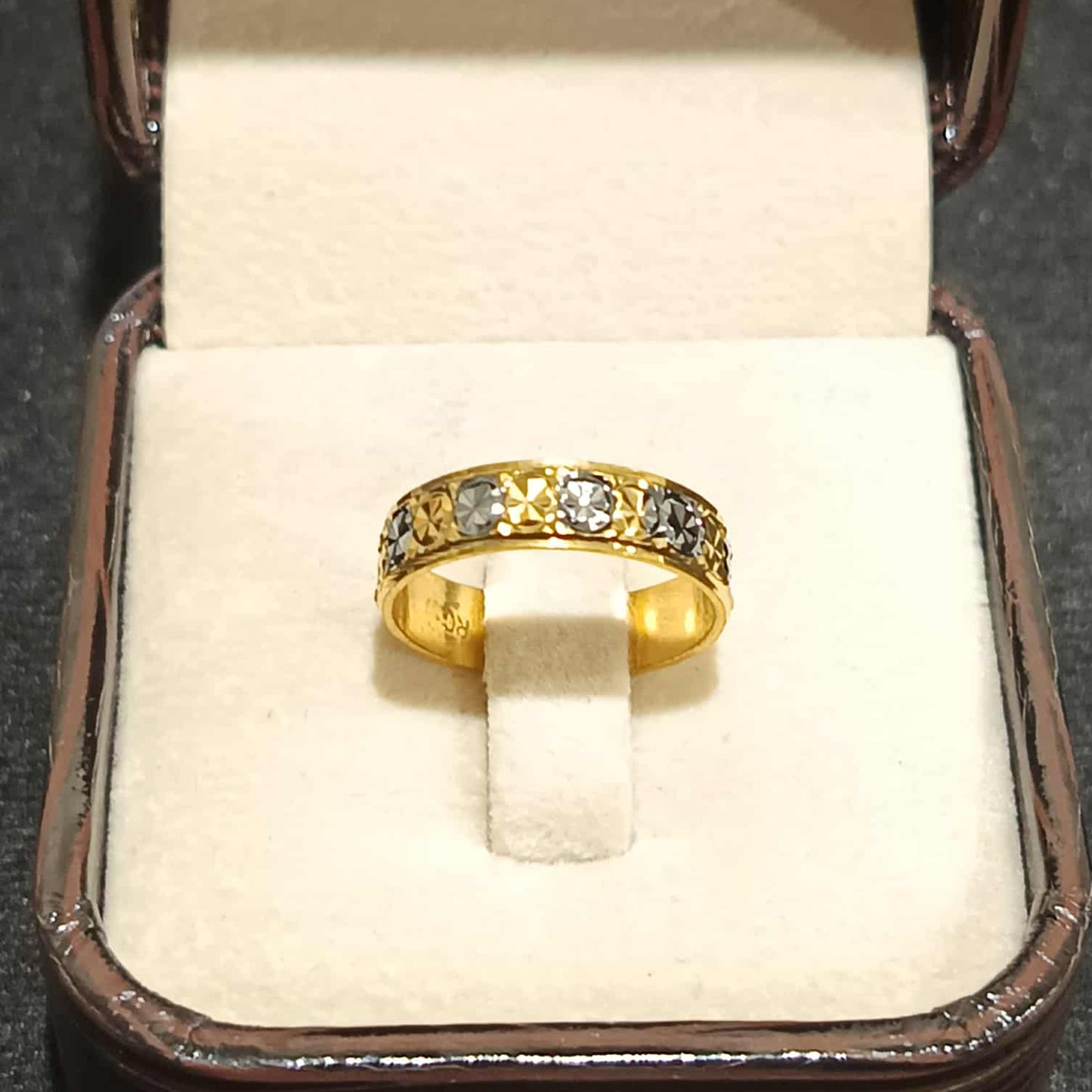 แหวนเพชรล้อมBสีทอง Y025