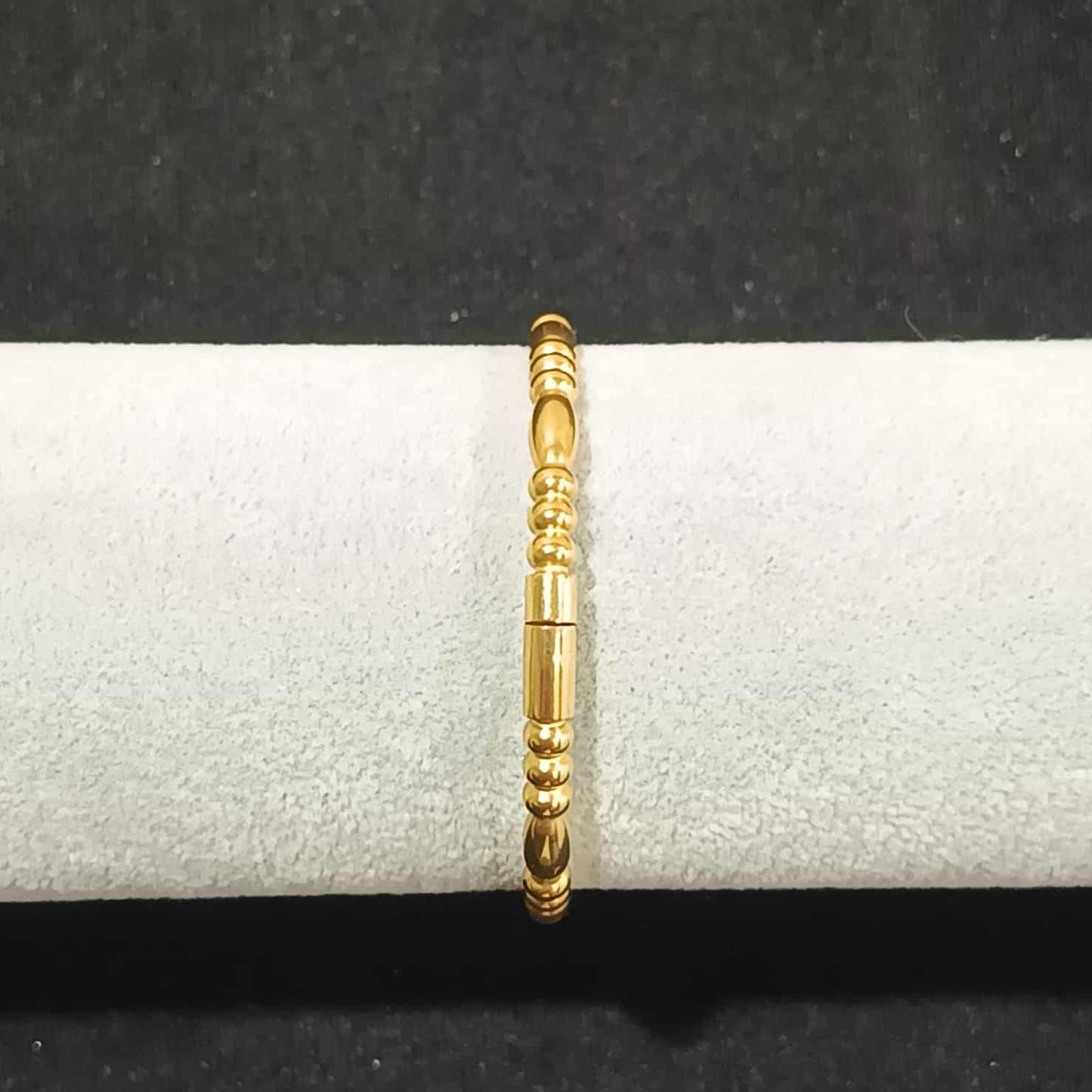 กำไลข้อมือลาย B สีทอง Y035