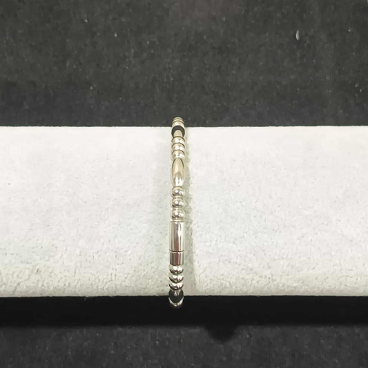 กำไลข้อมือลาย B สีเงิน Y036