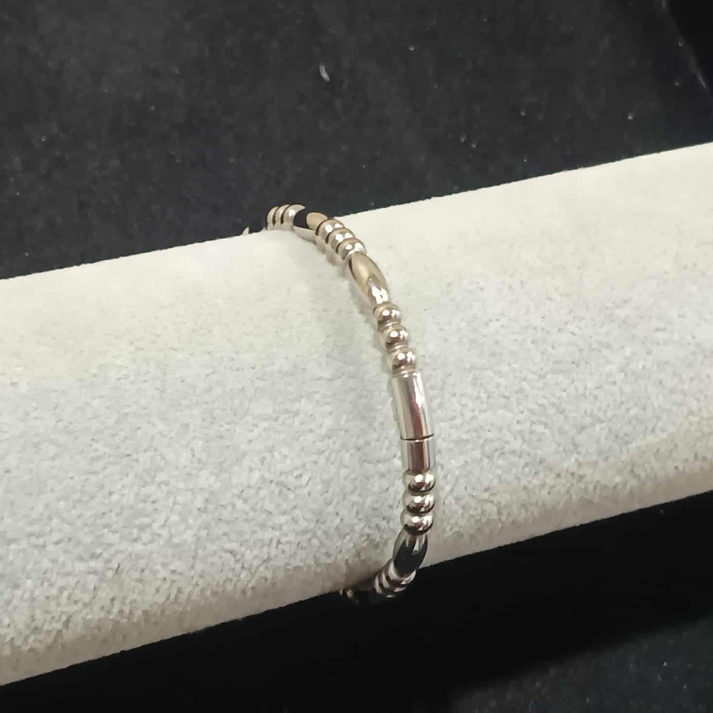 กำไลข้อมือลาย B สีเงิน Y036