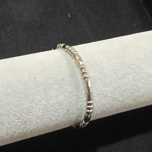 กำไลข้อมือลาย B สีเงิน Y036