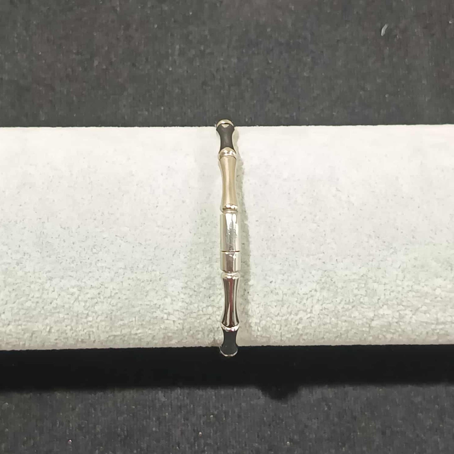 กำไลข้อมือลาย C สีเงิน Y038