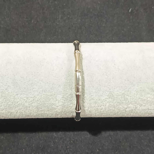 กำไลข้อมือลาย C สีเงิน Y038