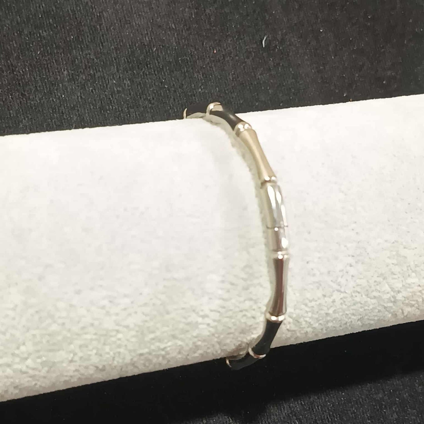 กำไลข้อมือลาย C สีเงิน Y038