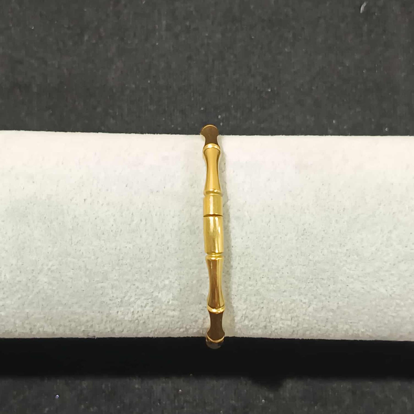 กำไลข้อมือลาย C สีทอง Y037