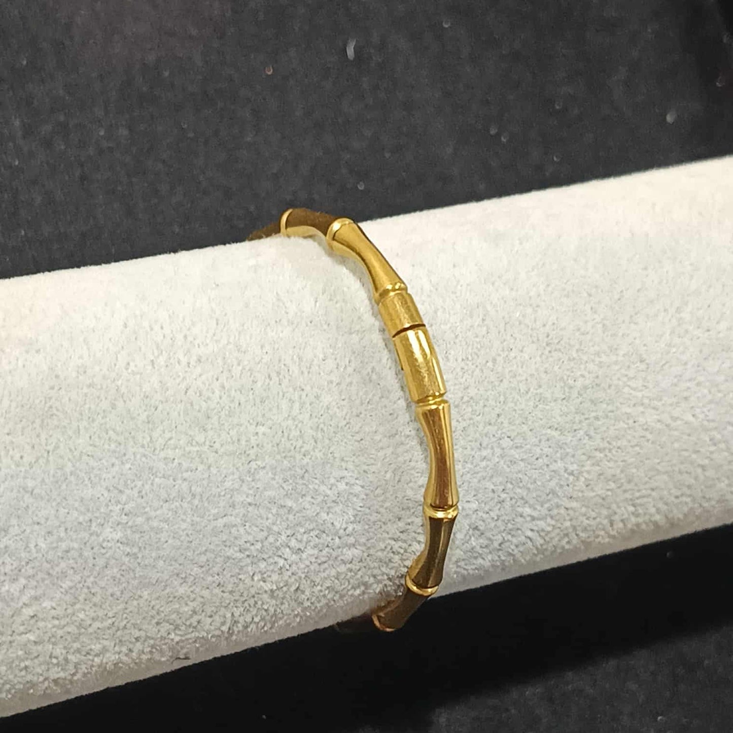 กำไลข้อมือลาย C สีทอง Y037